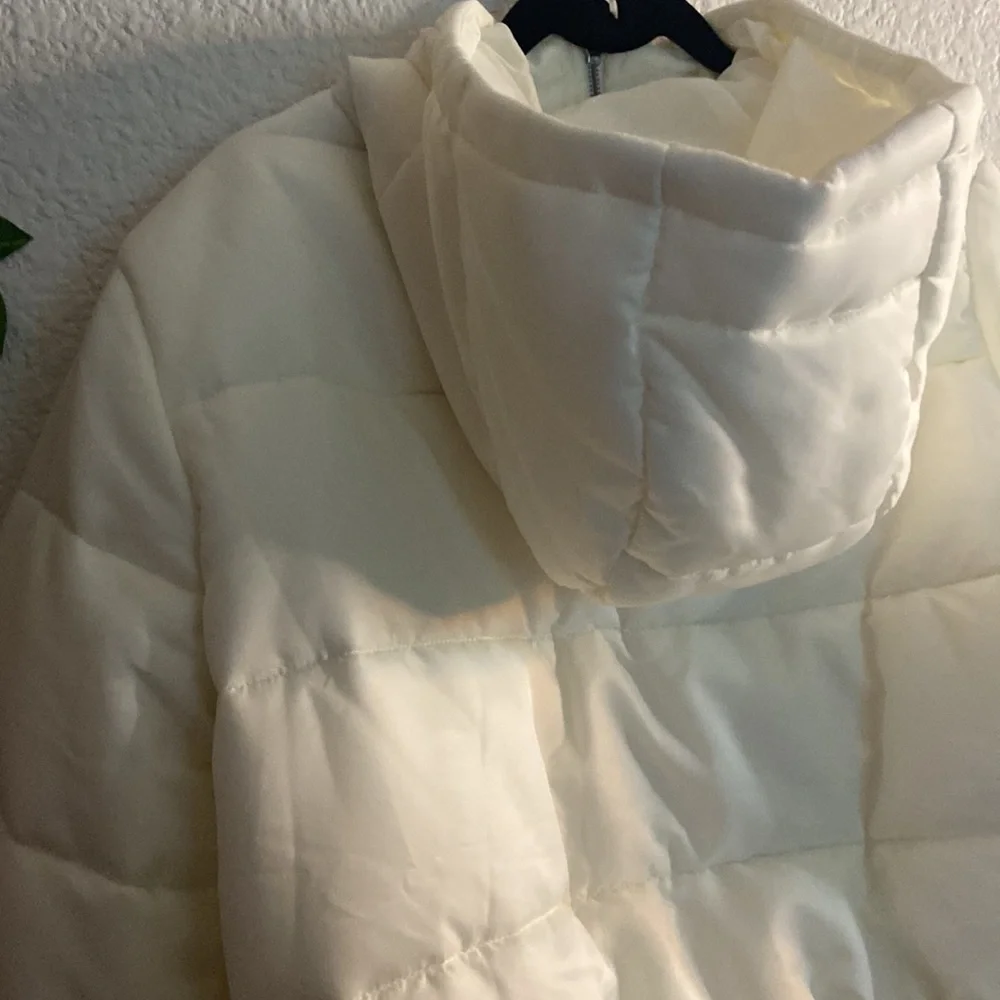 White  Puffer coat - Picture 8 of 11